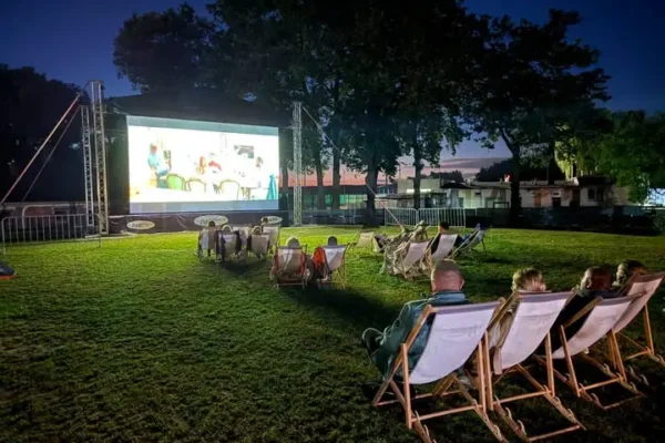 Kino plenerowe na Basenie Miejskim w Zdzieszowicach – „Greckie wakacje” pod gwiazdami