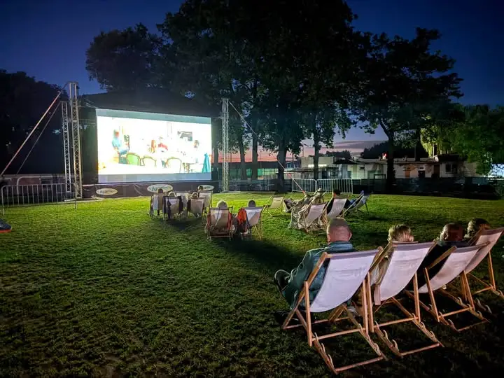 Kino plenerowe na Basenie Miejskim w Zdzieszowicach – „Greckie wakacje” pod gwiazdami