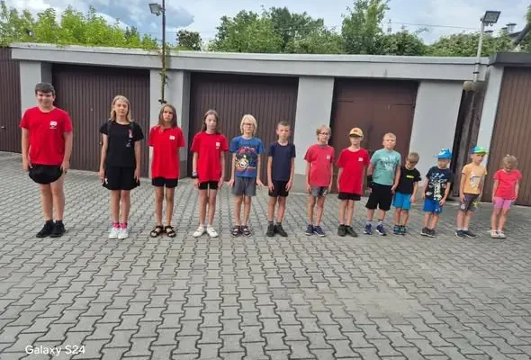 Młodzi strażacy z Gogolina trenują po wakacjach – musztra i przygotowania do zawodów