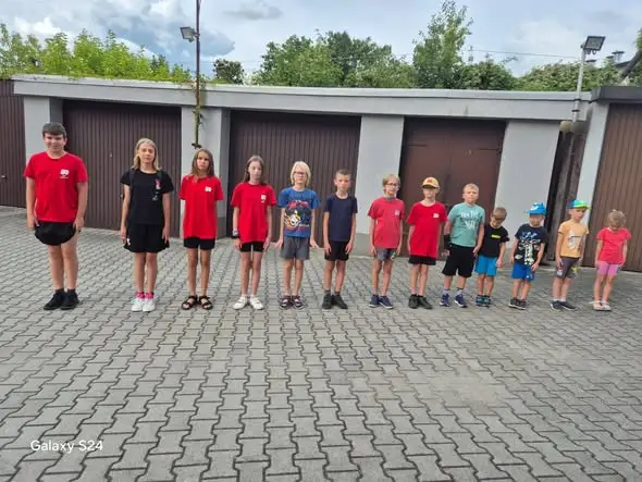 Młodzi strażacy z Gogolina trenują po wakacjach – musztra i przygotowania do zawodów