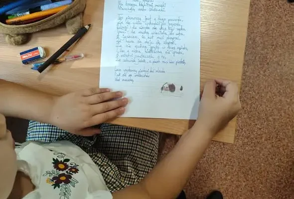 Lekcja pięknego pisania w klasie 4 – uczniowie przepisywali wiersze Patrona szkoły