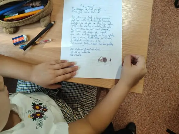 Lekcja pięknego pisania w klasie 4 – uczniowie przepisywali wiersze Patrona szkoły