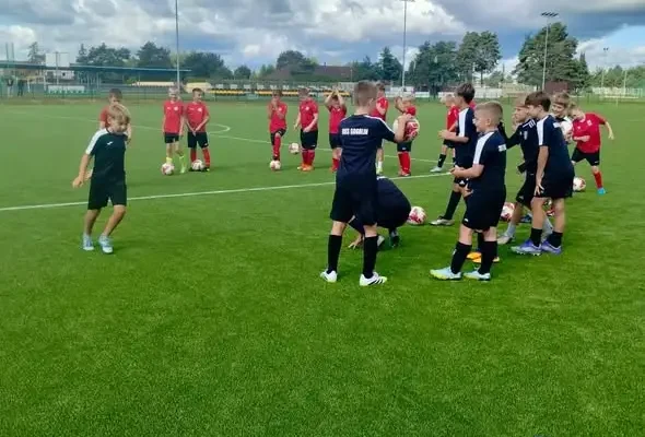Orlik II z Gogolina zmierzył się w sparingu z Racławiczkami – emocje do ostatniego rzutu karnego