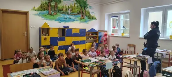 Bezpieczna droga do szkoły: policjantka odwiedziła pierwszaków
