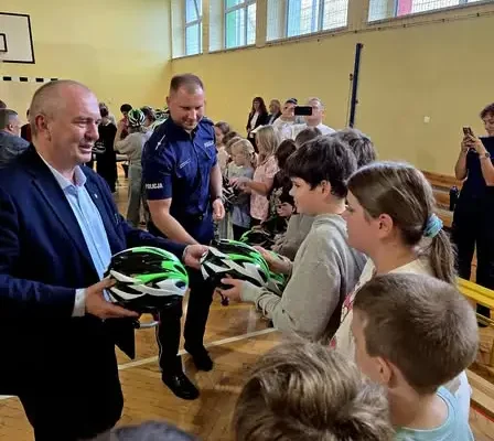 Kaski ochronne dla uczniów z Krapkowic, którzy zdobyli pierwsze karty rowerowe