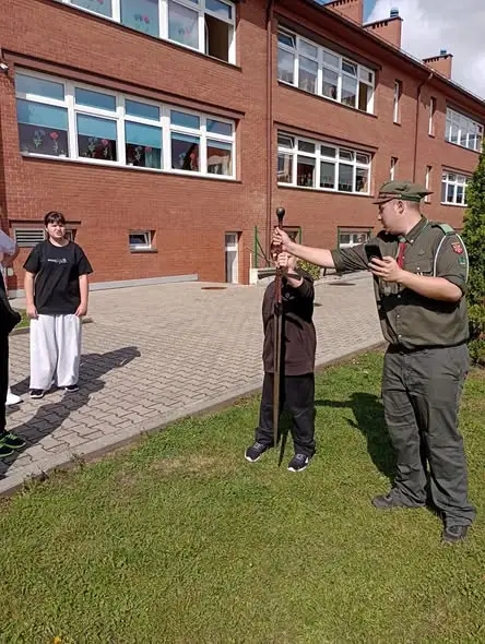Harcerze z ZHR odwiedzili uczniów klas szóstych w Walcach