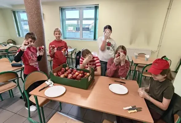 Dzień Jabłka w szkole w Walcach – Samorząd Uczniowski częstował jabłkami