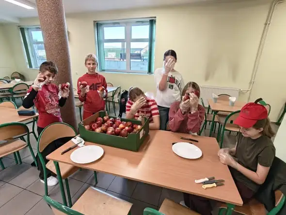Dzień Jabłka w szkole w Walcach – Samorząd Uczniowski częstował jabłkami