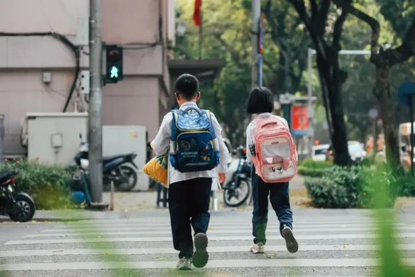 Bezpieczna droga do szkoły: policja z Krapkowic edukuje dzieci w Gogolinie
