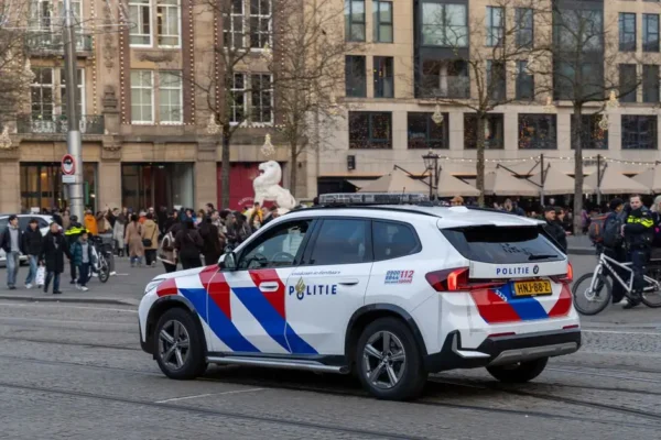 Opolska Policja z 11 nowymi radiowozami. Hybrydowe toyoty i bmw trafiły do garnizonu