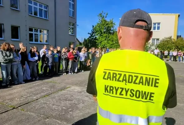 Ćwiczenia ewakuacyjne w szkole z udziałem strażaków z Krapkowic