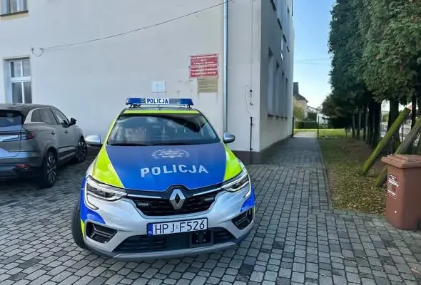 Policja pod szkołami w województwie opolskim. Kontrole prewencyjne i spotkania z dyrektorami
