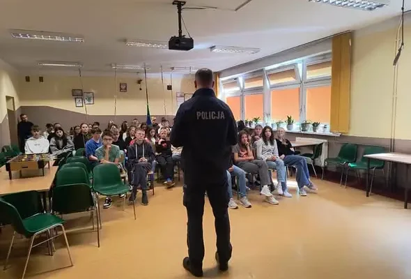 Uczniowie z Walec spotkali się z oficerem prasowym policji. Temat: bezpieczeństwo w sieci