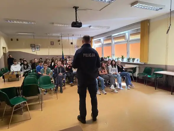 Uczniowie z Walec spotkali się z oficerem prasowym policji. Temat: bezpieczeństwo w sieci