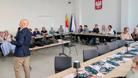 Bezpieczny senior w Zdzieszowicach – spotkanie o cyberzagrożeniach i przygotowaniu na kryzys
