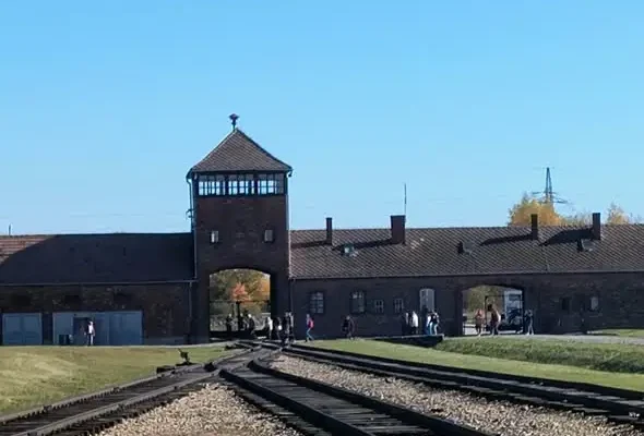 Ósmoklasiści z Walec odwiedzili Auschwitz-Birkenau – lekcja, która zostaje na całe życie