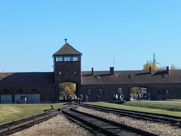 Ósmoklasiści z Walec odwiedzili Auschwitz-Birkenau – lekcja, która zostaje na całe życie