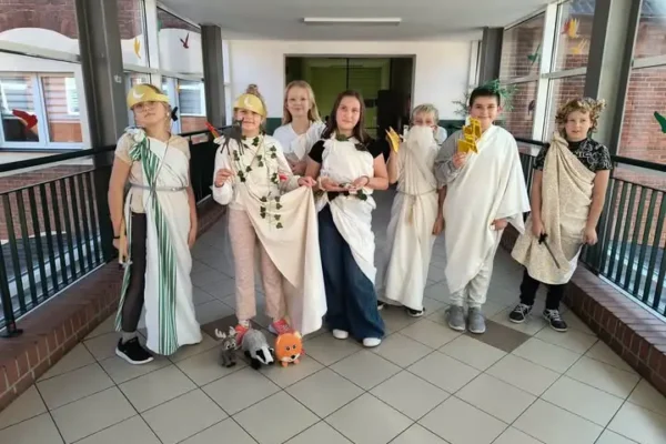 Uczniowie klasy 5b wcielili się w greckich bogów na lekcji historii