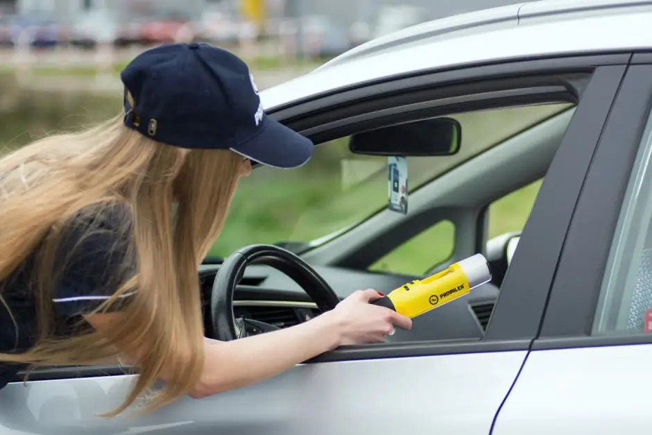 Bracia bez prawa jazdy zatrzymani w Krapkowicach. Jeden prowadził, drugi użyczył mu mercedesa